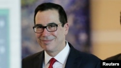 美国财政部长姆努钦星期五在北京离开酒店准备与中国官员进行第二天的会谈