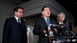 南韓國家安全室長鄭義溶(中)、南韓國國家情報院院長徐薰（左）和南韓駐美大使在華盛頓的白宮記者會上。（2018年3月8日）