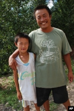 受綠化網絡聘用為護林員的蒙古族村民阿坦拉根(右)與他的兒子