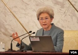 人大发言人傅莹回答记者问，谈2016年中国军费和南海岛礁扩建争议。（2016年3月3日，美国之音金子莹拍摄）