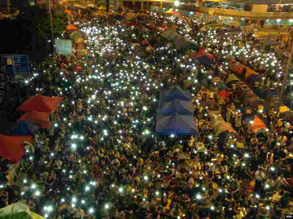 萬人雲集金鐘佔領區紀念佔領運動滿月 (美國之音圖片/海彥拍攝 ) 