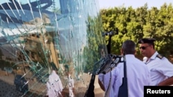 靠近吉薩金字塔爆炸現場附近的一輛受損巴士