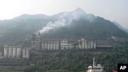 攝於2011年10月21日的這張照片顯示中國一家污染空氣的工廠