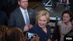 希拉里克林頓在愛奧華大學的選戰集會中問候民眾 (美國之音記者方正拍攝)