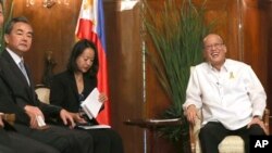 2015年11月10日菲律宾总统阿基诺(右)在马尼拉会见中国外交部长王毅(左)