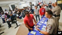 美國加州移民領駕照。