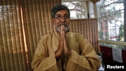 2014年诺贝尔和平奖得主萨蒂亚特希在新德里同媒体见面。（2014年10月10日）