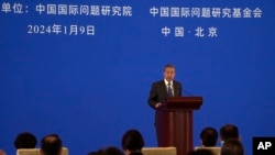 中國外長王毅2024年1月9日在北京釣魚台國賓館發表談話。（美聯社）