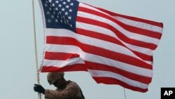 美國海軍陸戰隊在與泰國的聯合軍演中升起國旗。 （2018年2月17日）