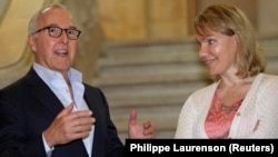 億萬富翁商人、房地產大亨弗蘭克·麥考特（左）。 （路透社照片）