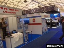 2015年莫斯科武器展上克里米亚军工和造船企业展区。俄罗斯吞并克里米亚前，乌克兰克里米亚的造船厂曾为中国海军生产过气垫登陆舰。如今这些企业都为俄罗斯军方服务。（美国之音白桦拍摄）
