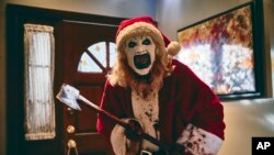 ຮູບພາບນີ້ເປີດເຜີຍໂດຍ Cineverse Entertainment ສະແດງໃຫ້ເຫັນ David Howard Thornton ໃນສາກຂອງຮູບເງົາເລື້ອງ "Terrifier 3." (Jesse Korman/Cineverse Entertainment via AP)