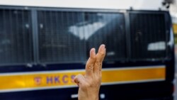 支持民主派的示威者，被稱為“王婆婆”的王鳳瑤女士(Alexandra Wong)在2021年9月10日在一輛囚車抵達西九龍裁判法院大樓時向車內的支聯會被告揮手致意 (路透社照片)