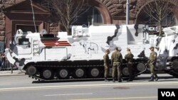 去年5月莫斯科紅場閱兵彩排期間，在莫斯科街頭的俄軍北極地區裝備。(美國之音白樺)