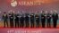 2023年9月5日在印度尼西亚雅加达举办的东南亚国家联盟 (ASEAN) 峰会开始前，领导人手拉着手拍全家福。（路透社图片）