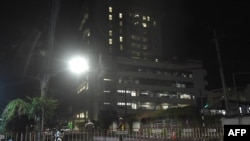 泰國警察在前往清萊府一家醫院的道路上設置了路障，幾名獲救的泰國少年足球隊員被送往這家醫院。（2018年7月8日）