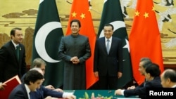 中國總理李克強與巴基斯坦總理伊姆蘭·汗在北京人大會堂參加一個簽字儀式。 （2018年11月3日）