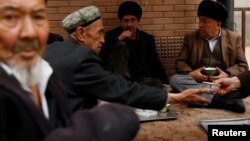 2017年3月22日維吾爾族人在中國新疆維吾爾自治區喀什市老城區喝茶。