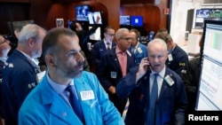 紐約證交所裡的工作人員