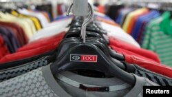 ພາບປະກອບຂ່າວ-ການວາງສະແດງ ສໍາລັບຂາຍເສື້ອຜ້າ ຢູ່ທີ່ຮ້ານຂາຍເສື້ອຜ້າ ຫງຽນ ແຕມ ໂຟຈີ (Nguyen Tam Foci) ໃນນະຄອນຫຼວງຮ່າໂນ່ຍ.