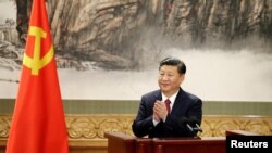 新一屆中央政治局常委在人民大會堂會見記者，國家主席習近平在演講結束後鼓掌（2017年10月25日）。