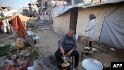 3月11日一名巴勒斯坦男子在加沙走廊中部布雷吉的巴勒斯坦難民營外烹調開齋飯。