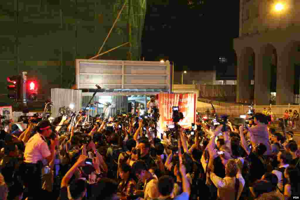 学联发起抗议梁振英拒绝对话公民抗命游行和留守礼宾府（美国之音图片/海彦拍摄）