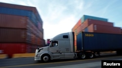 一輛卡車在美國加利福尼亞州洛杉磯市的一座碼頭搬運集裝箱。（2019年1月30日）