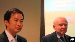 美國農村發展研究所的兩名代表(左: 朱可亮 右: 羅伊．普羅斯特曼)