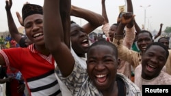 总统候选人布哈里支持者2015年3月31日欢庆他赢得选举胜利