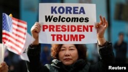 2017年11月7日，美國總統川普的支持者在南韓首都首爾市中心舉行集會。