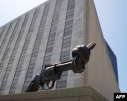 联合国建筑旁拧成死结的手枪象征不要武器要和平