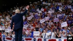 共和党总统候选人川普在抵达位于卡罗来纳州威尔明顿的北卡罗来纳大学的竞选集会时向人群招手致意（2016年8月9日）