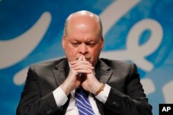 福特公司首席执行官吉姆·哈克特在密西根州迪尔伯恩举行的记者会上回答问题。（2017年5月22日）