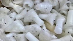 黃國才與童裝店Chickeeduck合作，六四當晚在天后及荃灣分店派發他製作的”燭光有罪”。 (美國之音湯惠芸)