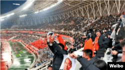 2月11日，山東泰山在濟南奧林匹克運動中心主場迎戰南韓光州足球俱樂部，有中國球迷向著韓國球迷高舉全斗煥的照片，被視為是對「光州事件」歷史慘敗的嘲弄及挑釁行為。 (取自微博)