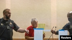 資料照片：被控在加州半月灣開槍打死七人的趙春利(中)在加州紅木城的升馬特奧刑事法庭露面。(2023年1月25日)