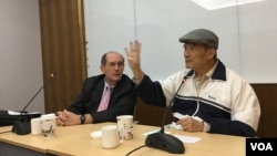 台灣聯合國協進會理事長、前台灣國防部長蔡明憲（右 ）11月29日在台北主持研討會（美國之音許寧攝影）