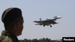 俄罗斯苏-33型战机在克里米亚西部城市辛菲罗波尔上空进行飞行训练。（2015年8月27日）