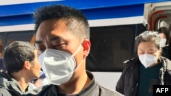 台灣中央通訊社(CNA) 於2024 年2 月20 日拍攝並發布的這張照片顯示，在台北管轄的金門島附近翻船的中國遇難者的親屬抵達金門。