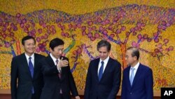 布林肯(右二)與南韓及日本官員會晤