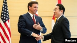 日本首相岸田文雄在東京會晤到訪的美國佛羅里達州州長德桑蒂斯。（2023年4月24日）