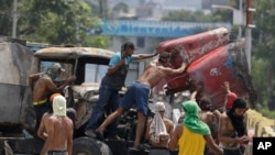 巴西和哥倫比亞交界地區爆發衝突，趕走了運送物資的卡車。