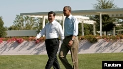 美国总统奥巴马和中国主席习近平在加州的庄园并肩而行。（2013年6月8日）
