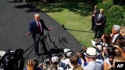 特朗普總統在登上“海軍陸戰隊一號”直升機前在白宮南草坪對媒體講話。 (2019年8月21日)