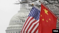美国会山附近飘扬的美中两国国旗 （美国之音）