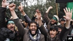 星期二在阿富汗的賈拉拉巴德﹐抗議者高呼反美口號﹐抗議美國一名士兵星期天殺害阿富汗平民