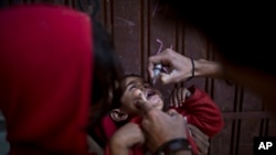 11月26日﹐一名巴基斯坦兒童接受小兒麻痺症疫苗接種。