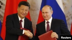 俄羅斯總統普京與中國領導人習近平在克里姆林宮參加一個簽字儀式後握手。 （2017年7月4日）