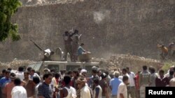 亞丁軍火庫星期五遭掠搶